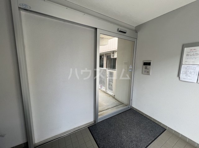 26/28 エントランス