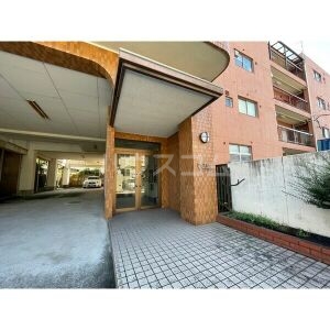 16/23 エントランス