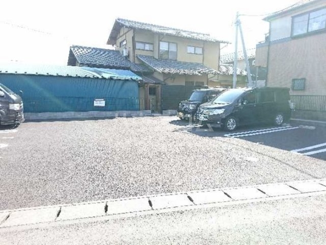 18/28 駐車場