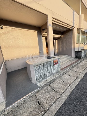 24/30 エントランス