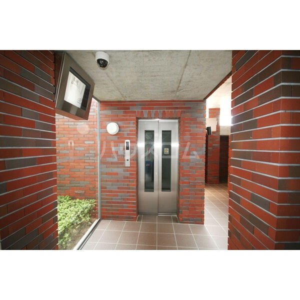 16/21 エントランス