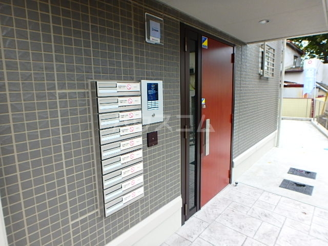 27/30 エントランス