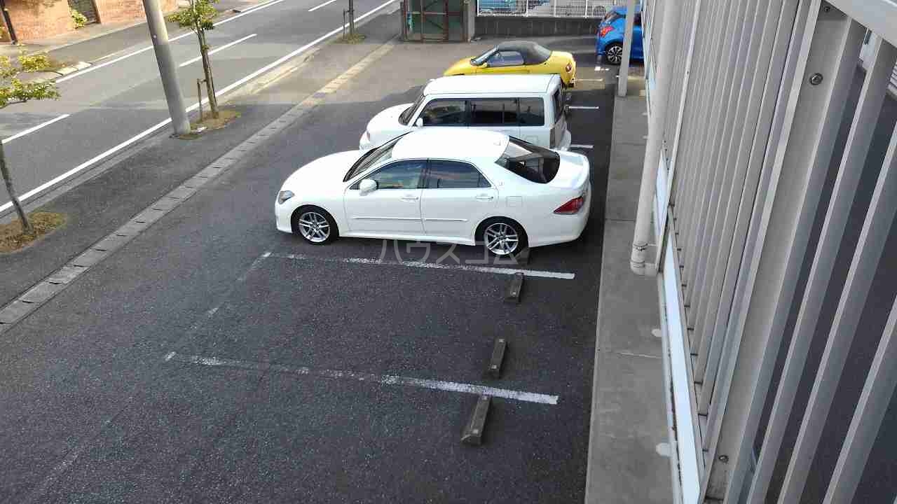16/16 駐車場