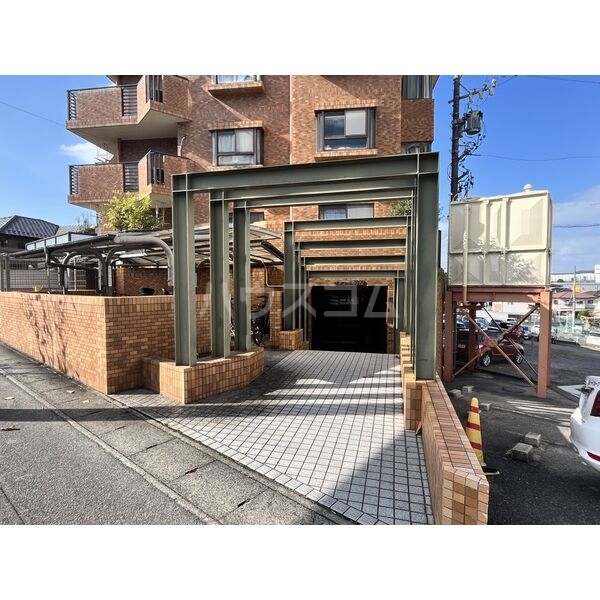 18/26 エントランス