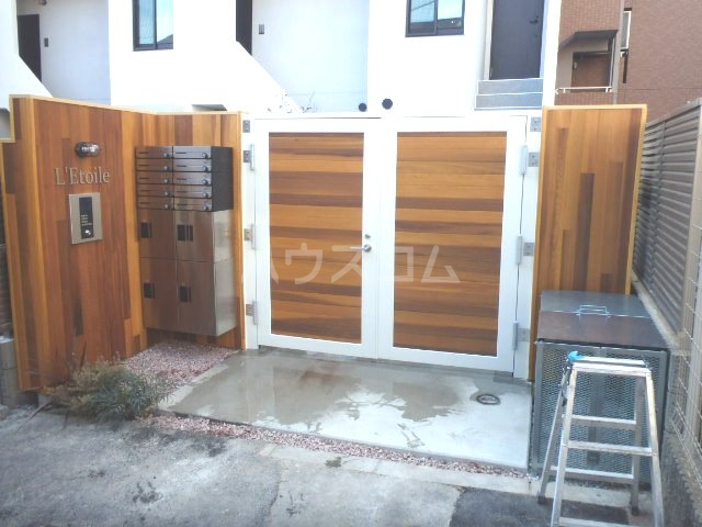 16/23 エントランス