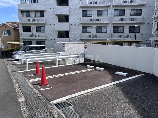 27/30 駐車場
