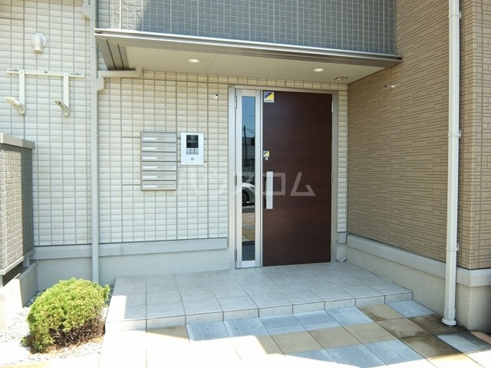 27/30 エントランス