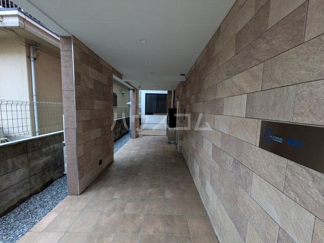 20/26 エントランス