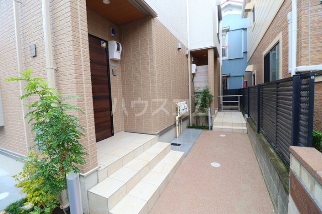 26/30 エントランス