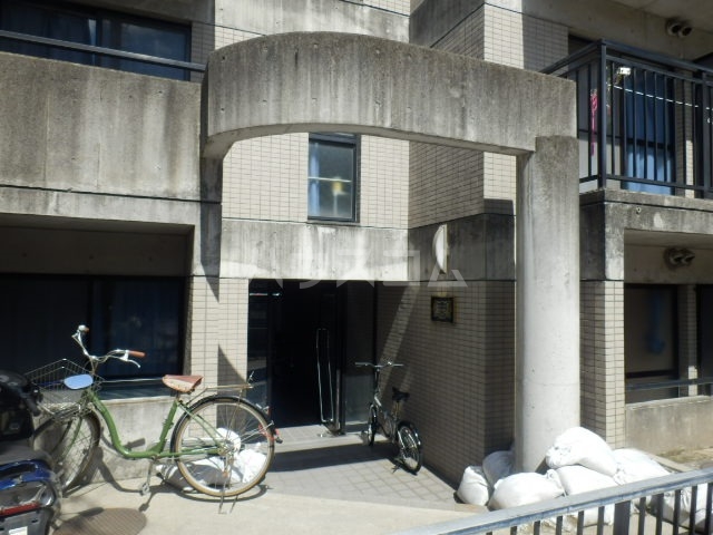 21/30 エントランス