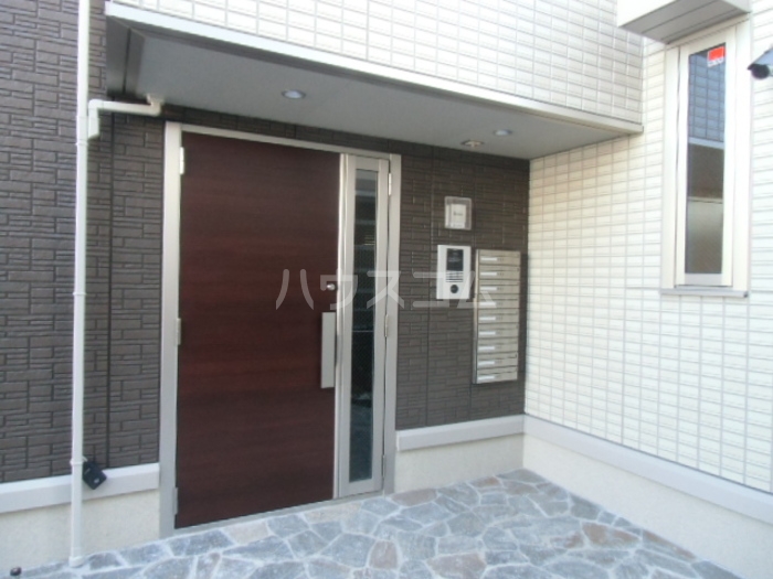 18/27 エントランス