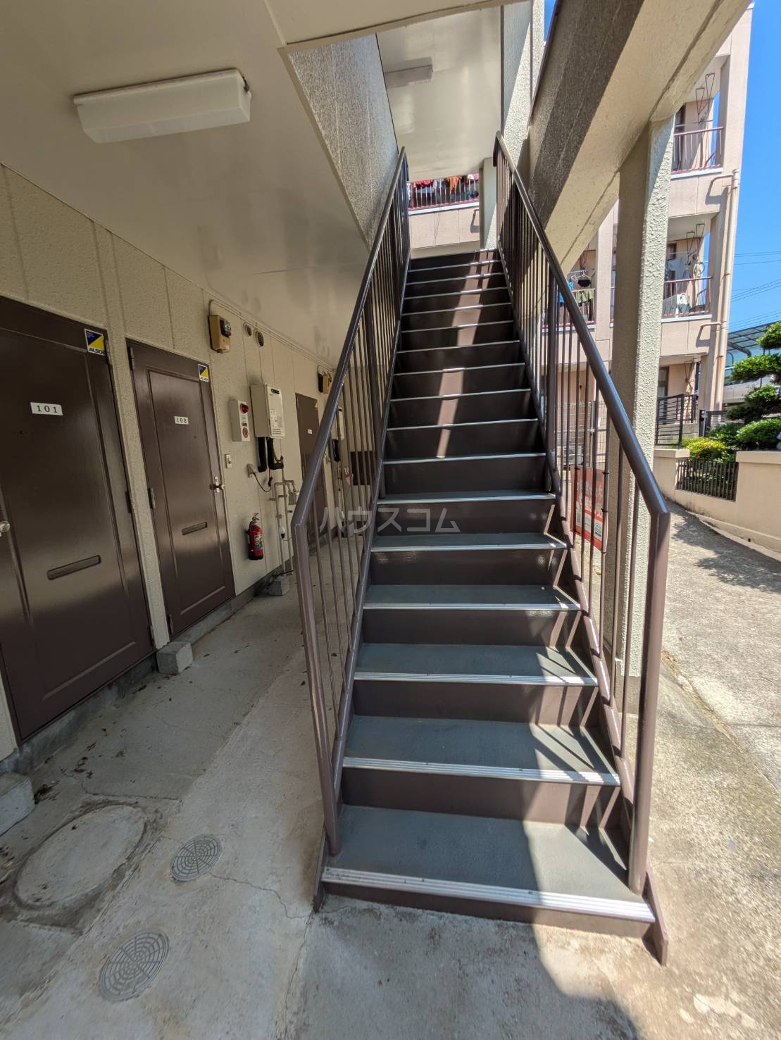 27/30 エントランス