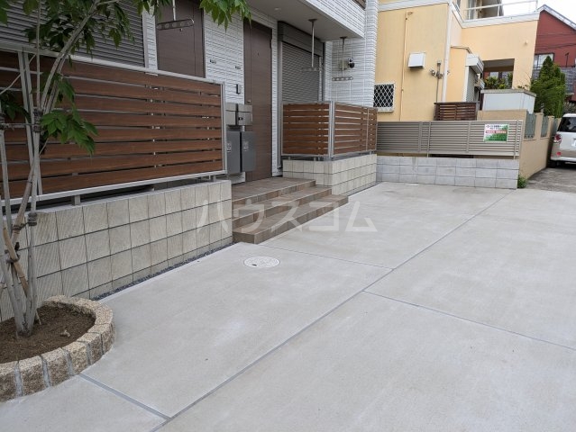 23/30 エントランス