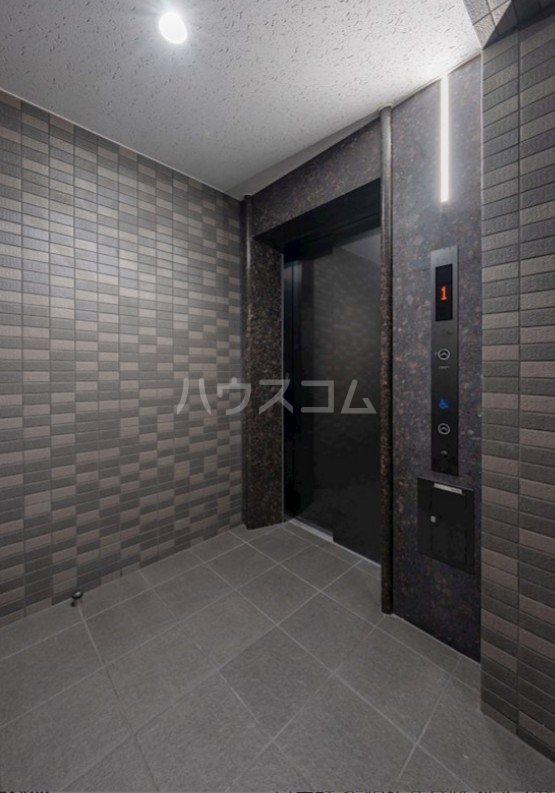 19/30 エントランス