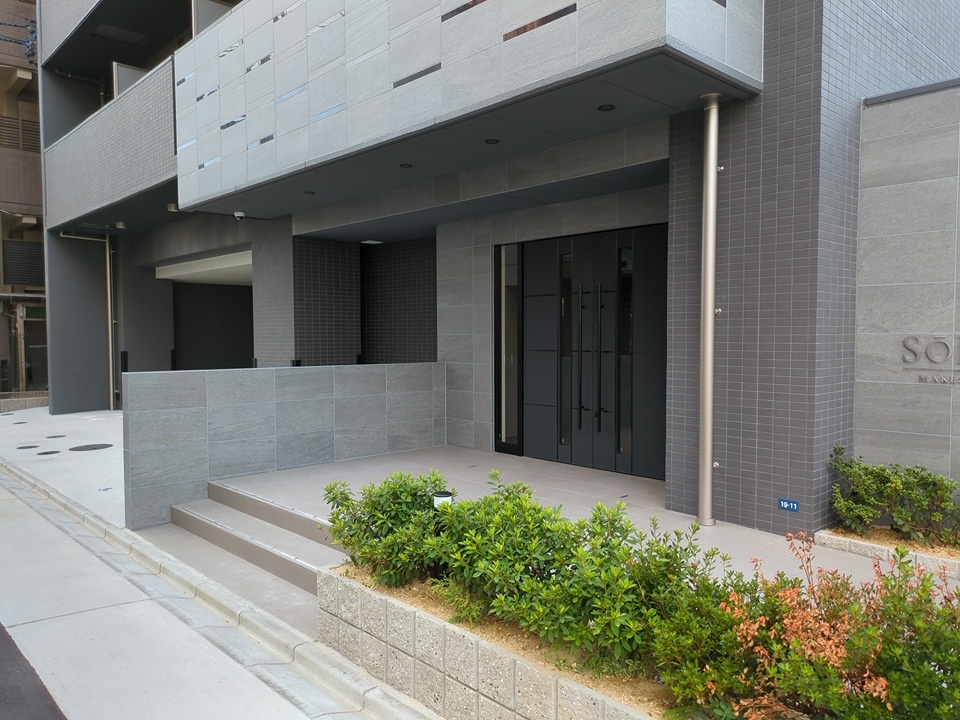 27/30 エントランス