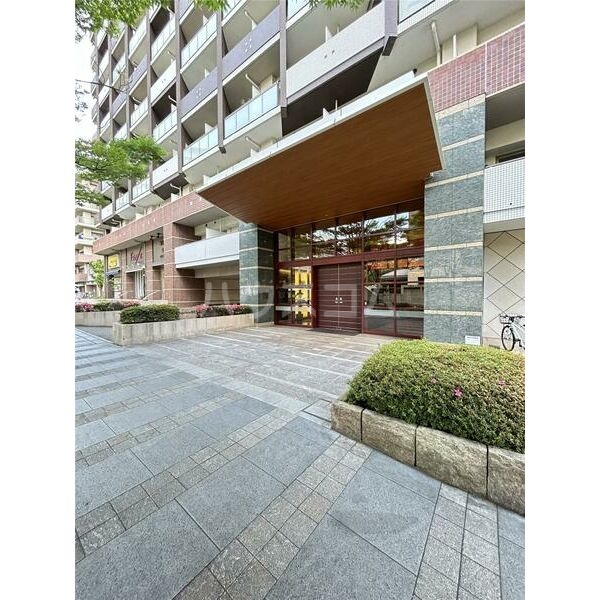 27/30 エントランス