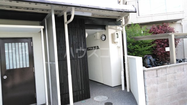 24/30 エントランス