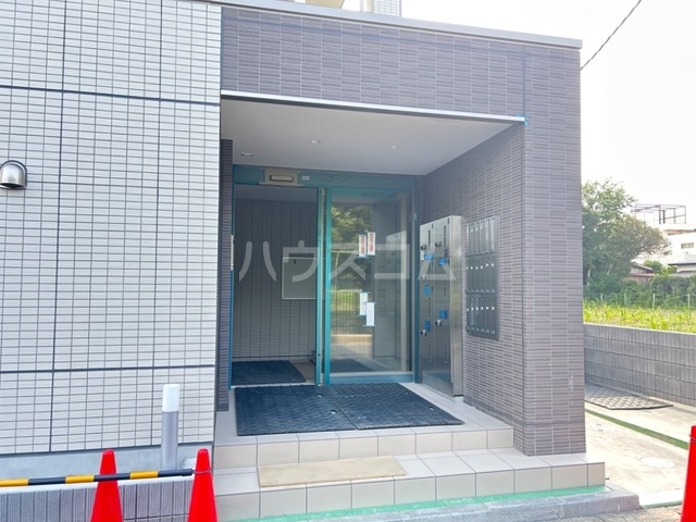 23/28 エントランス