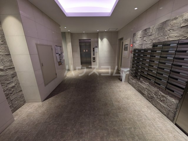 23/30 エントランス