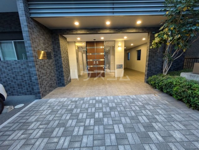 24/30 エントランス