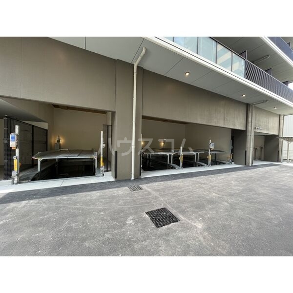 18/28 駐車場