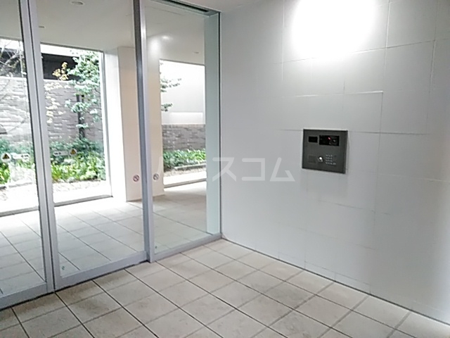 28/30 エントランス