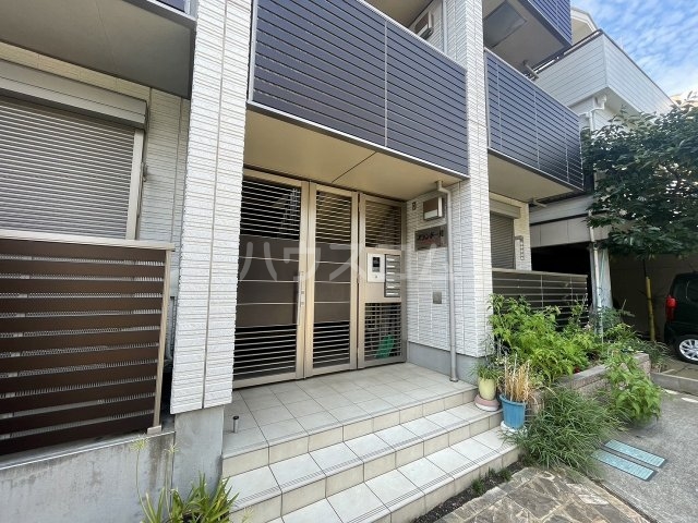 25/26 エントランス