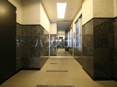 23/30 エントランス