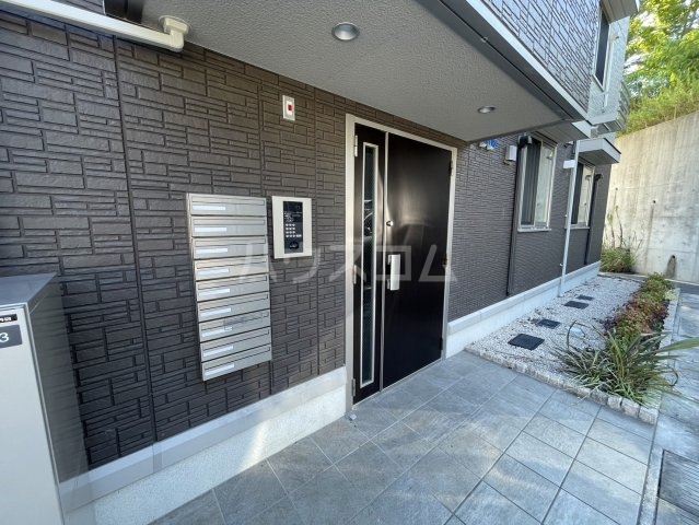 25/27 エントランス