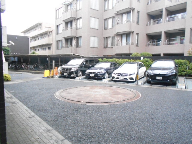 28/30 駐車場