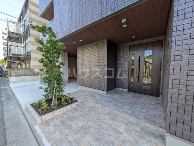 27/30 エントランス