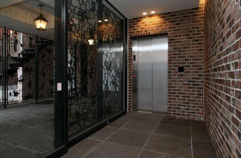 27/30 エントランス