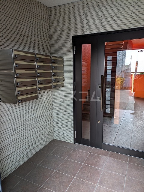 23/25 エントランス