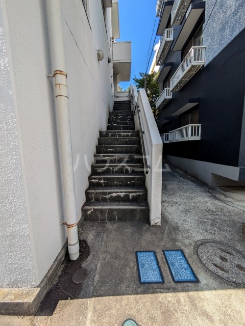 23/26 エントランス