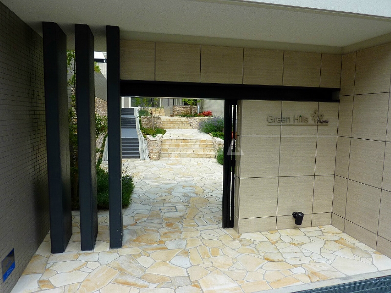 27/30 エントランス