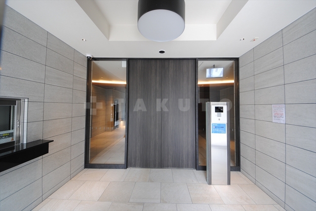 18/28 エントランス