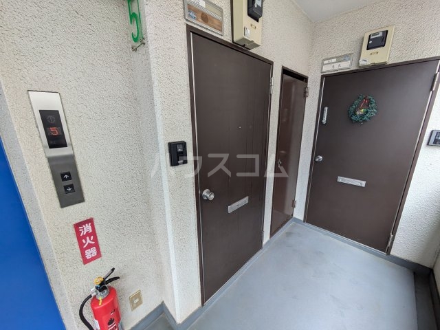 24/30 エントランス