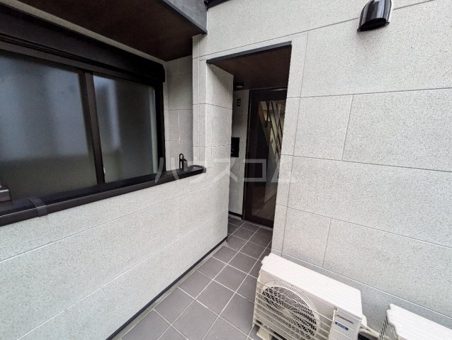 18/27 エントランス