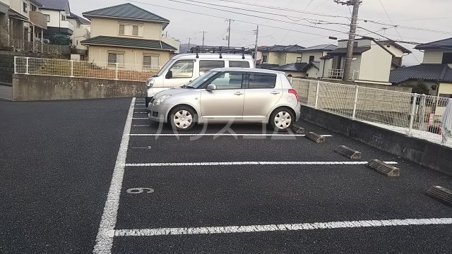 18/27 駐車場