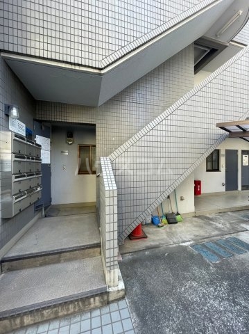 22/28 エントランス