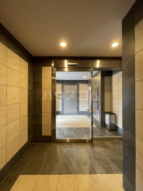 27/30 エントランス