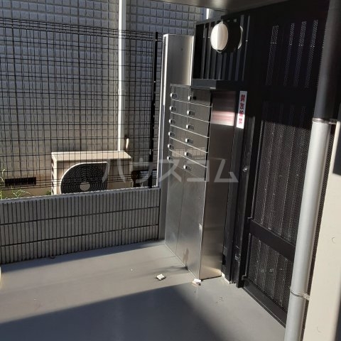 27/30 エントランス