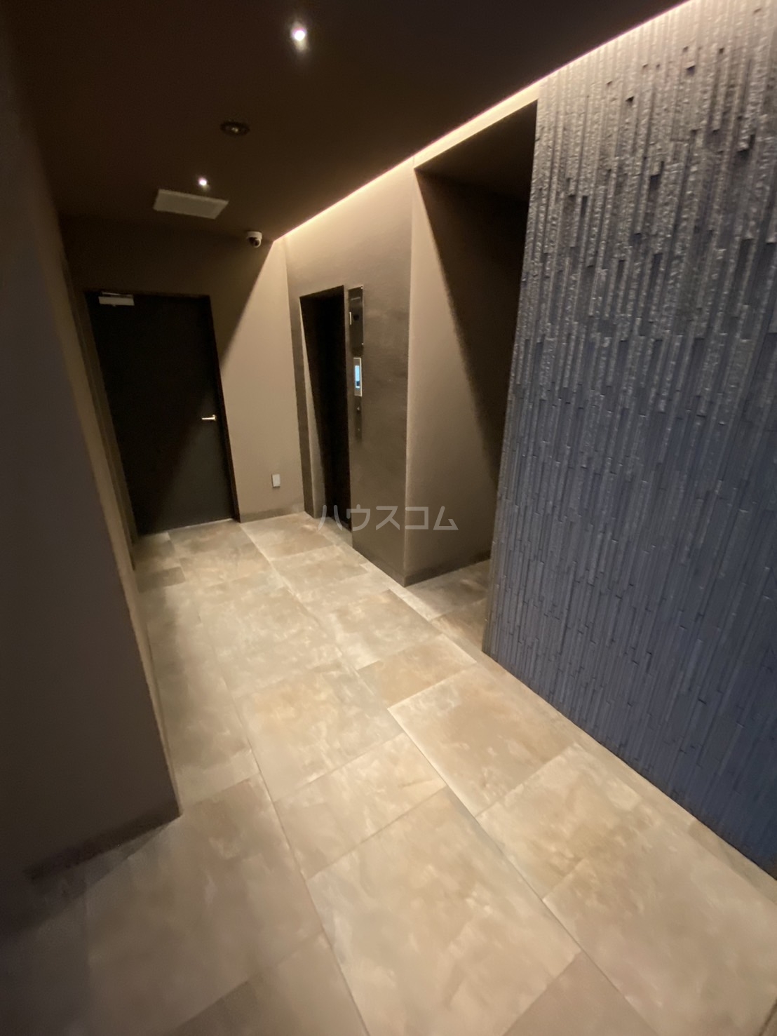 19/30 エントランス