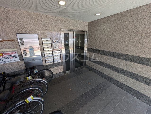 16/26 エントランス