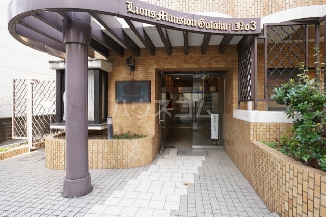 21/30 エントランス