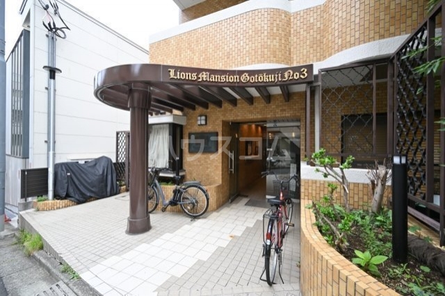 22/30 エントランス