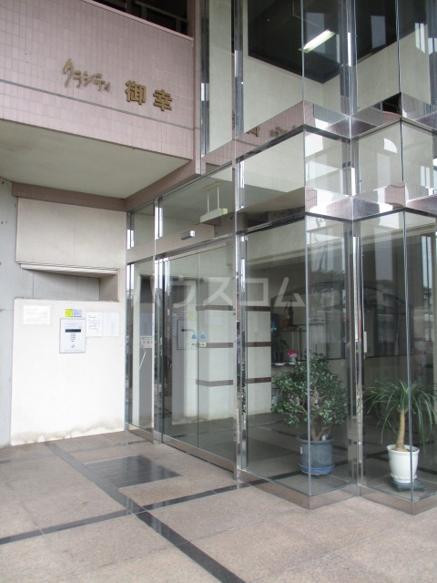 21/30 エントランス