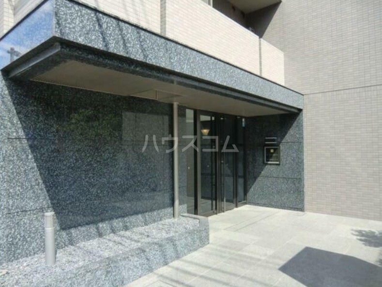 27/30 エントランス