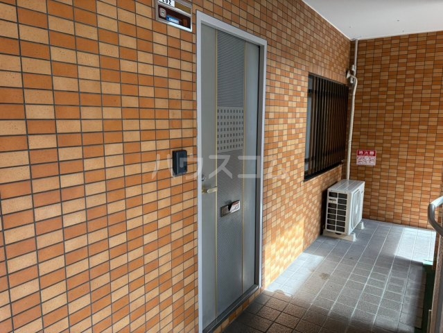 28/30 エントランス