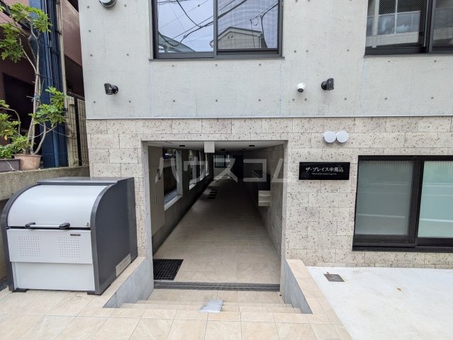 18/25 エントランス